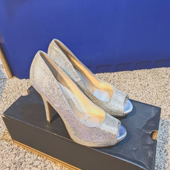 Silver Toe Out Heels Size 8 - Picture 4 of 4